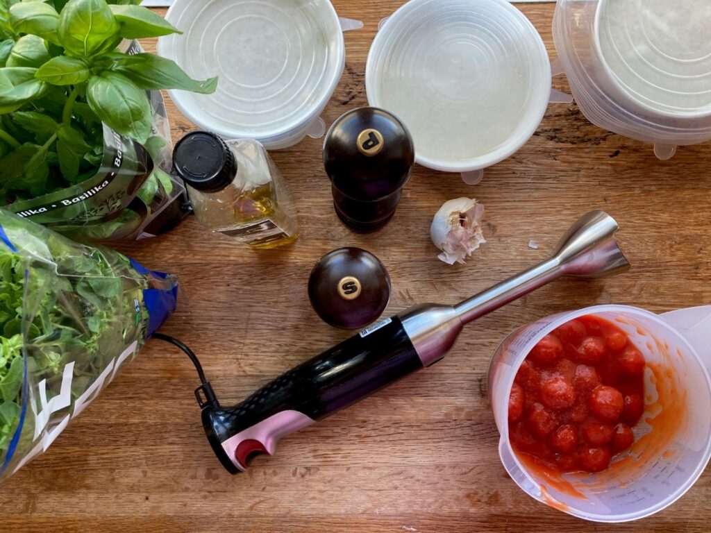 tomaattikastikkeen tekoa
