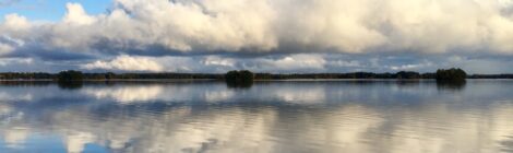 pilvet järven yllä