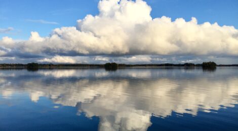 pilvet järven yllä